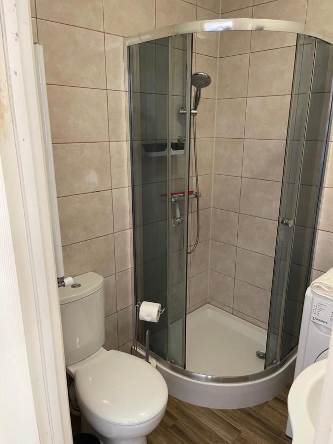Studio Flat Fully Equipped Appartamento Croydon Esterno foto