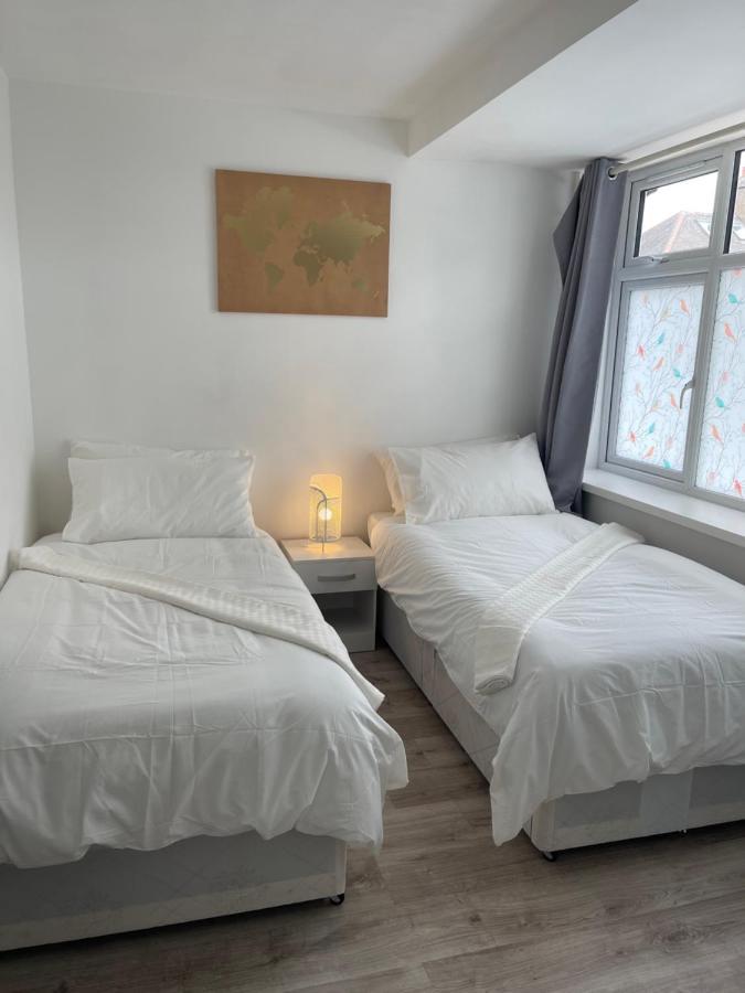 Studio Flat Fully Equipped Appartamento Croydon Esterno foto
